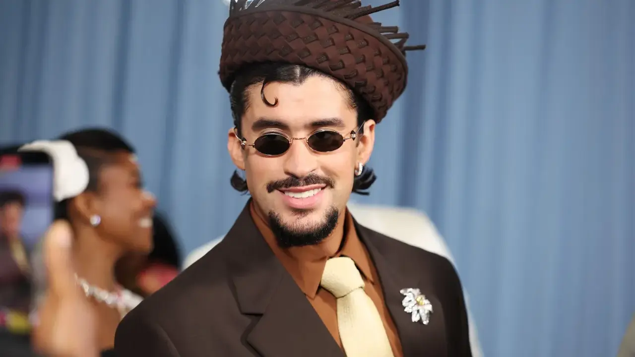 Bad Bunny mit braunem Anzug und auffälligem Hut, bereit für den Met Gala 2026.