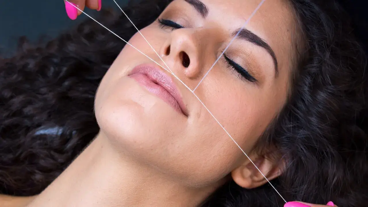 Frauenlippen werden mit Faden-Epilation behandelt, um unerwünschte gesichtsbehaarung entfernen.