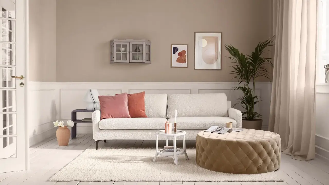Beige Wände und ein cremefarbener Teppich bilden die Basis. Rosa und Koralle Kissen auf dem Sofa zeigen, welche Farbe passt zu beige: warme Töne.