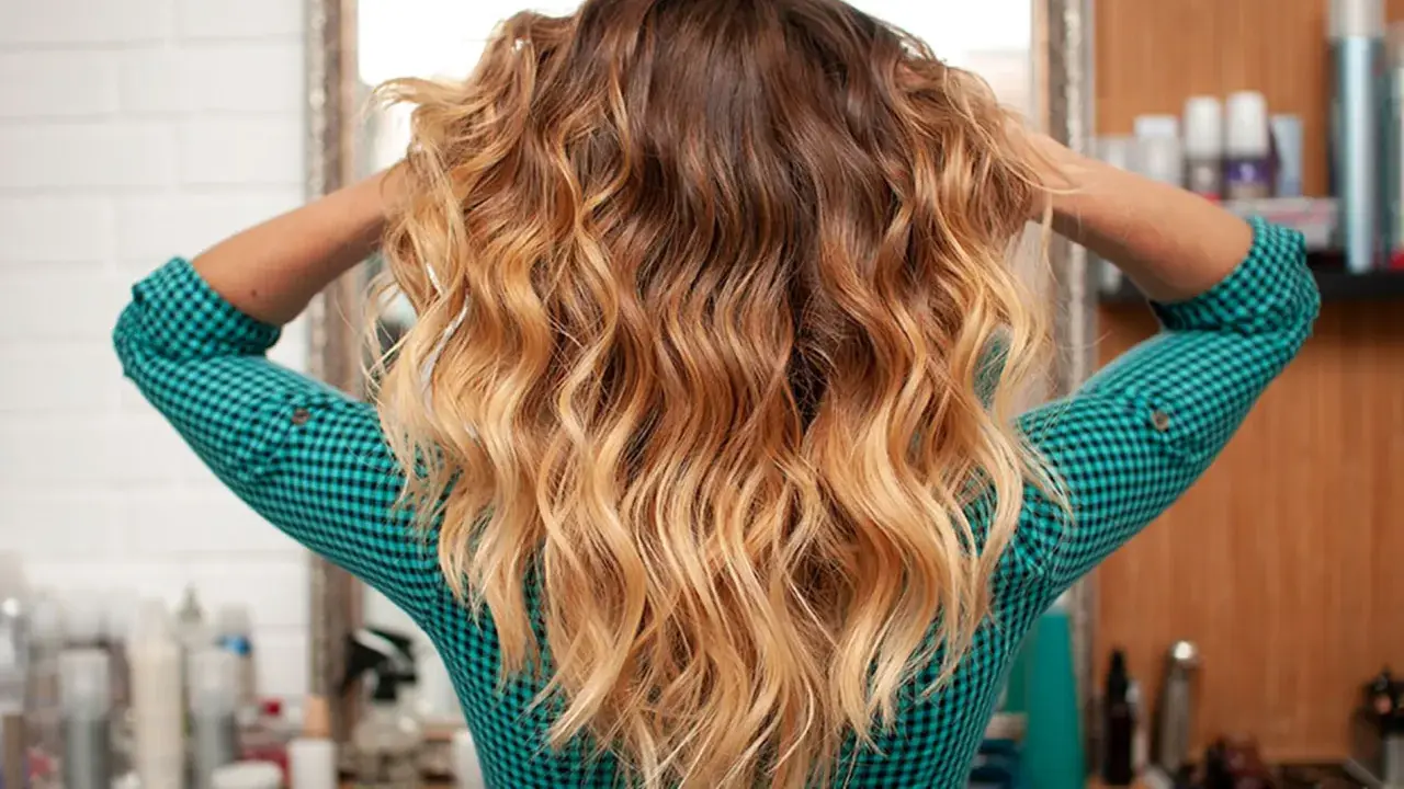 Wellen und Locken ohne Hitze, die Haare sind in einem Ombré-Look gefärbt.