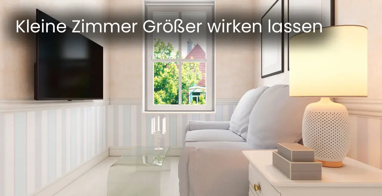 Ein helles, gemütliches kleines Wohnzimmer einrichten mit einem Sofa, einem Couchtisch, einer Lampe und einem Fernseher.