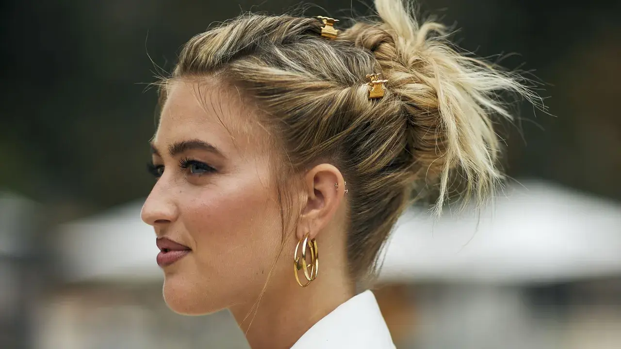 Ein lässiger Zopf mit goldenen Clips, der zeigt, wie einfach hochsteckfrisuren sein können.