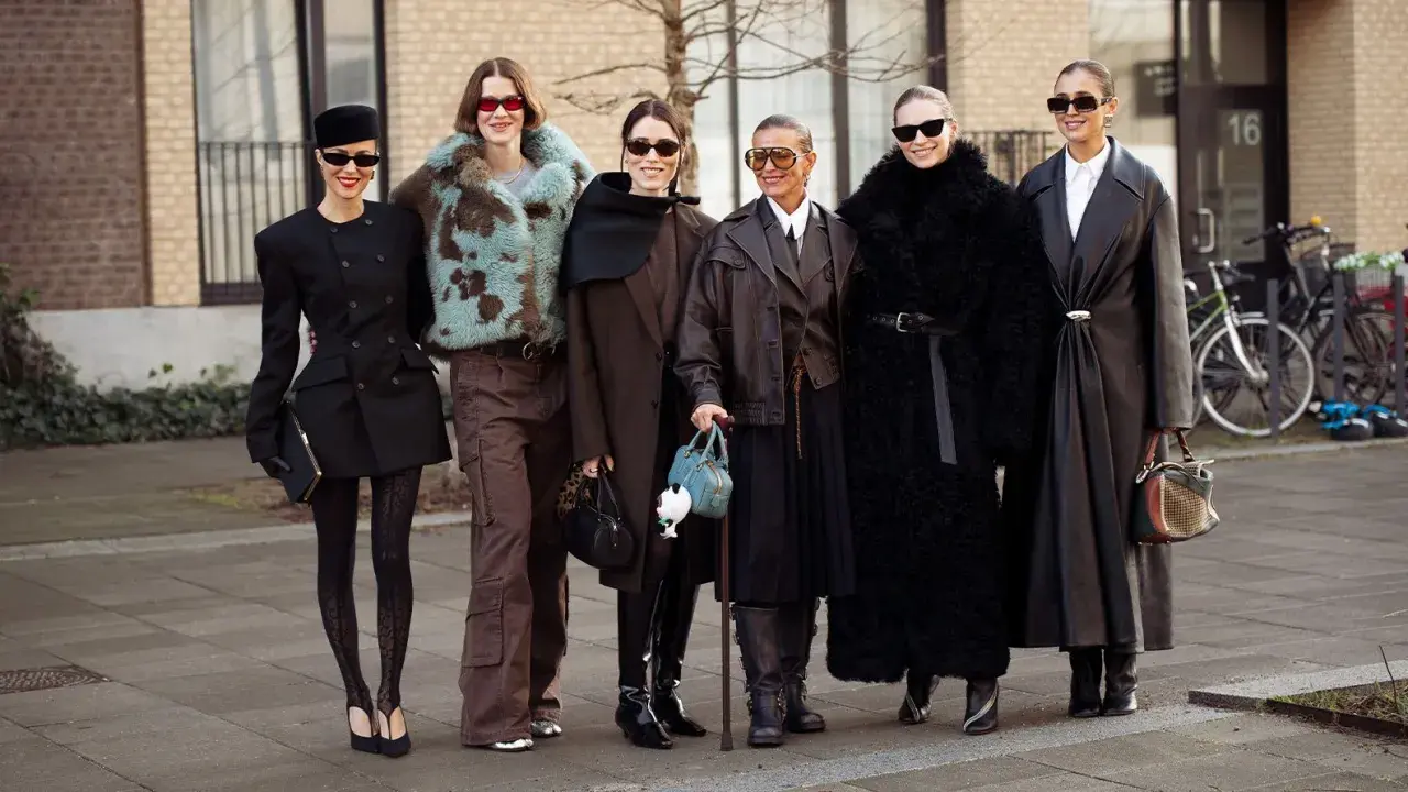 Fünf stilvolle Personen präsentieren ihre Outfits bei der Copenhagen Fashion Week.