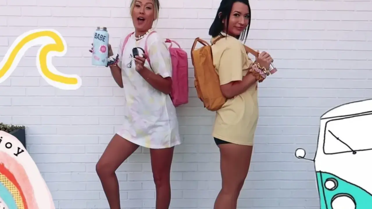 Zwei vsco girls mit Rucksäcken und Wasserflaschen, bereit für ein Abenteuer.