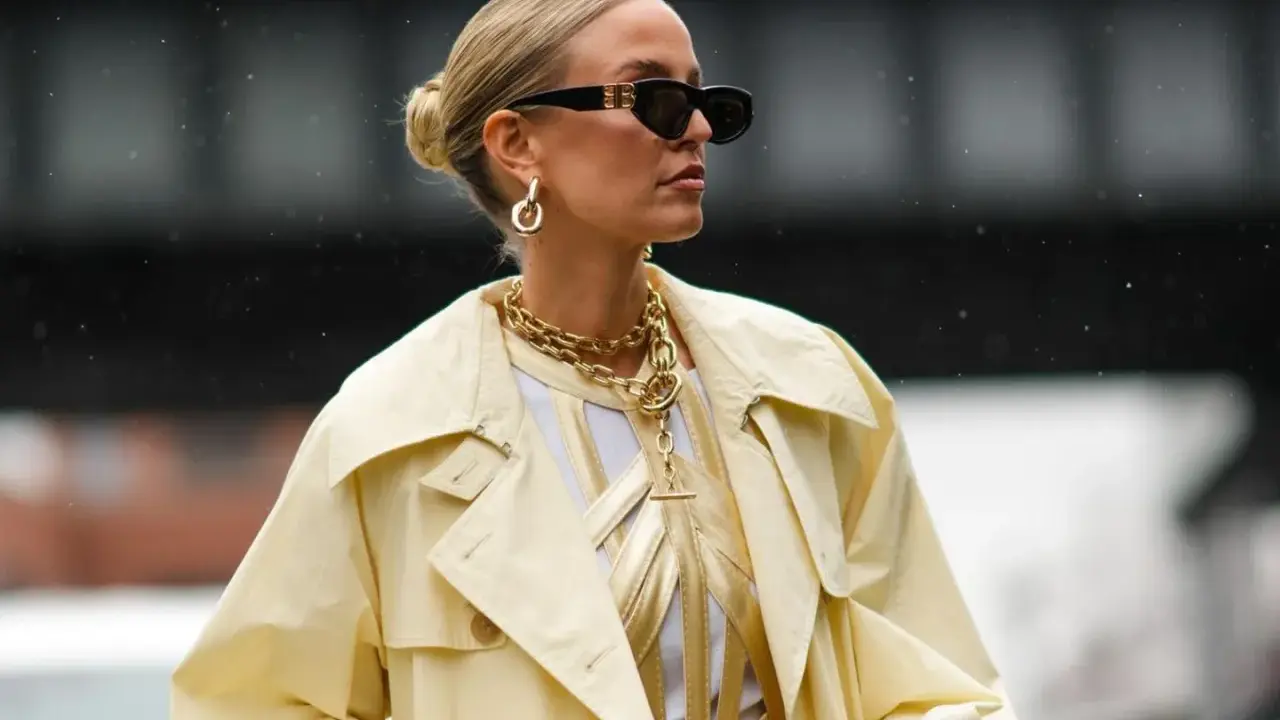 Chic low bun, perfect for managing frisuren fettige haare. Gold jewelry and sunglasses complete the stylish look.