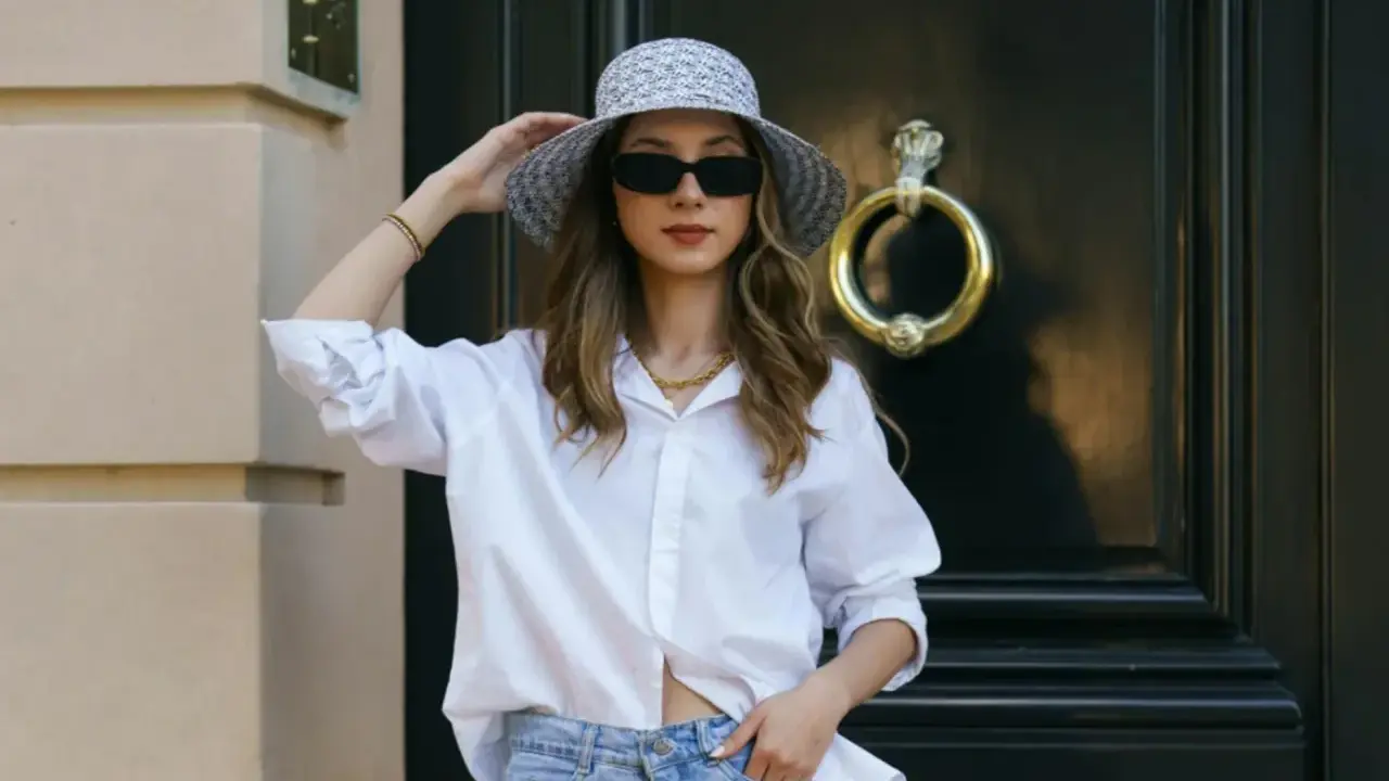 Stylisches Outfit: weiße Bluse, Jeans und Hut – perfekt, um an 20 Grad warmen Tagen gut auszusehen.