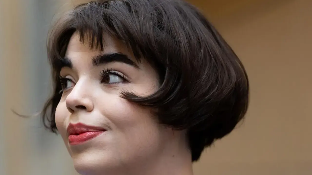 Ein charmantes Lächeln und eine elegante Kurzhaarfrisur für Damen mit feinem Haar.