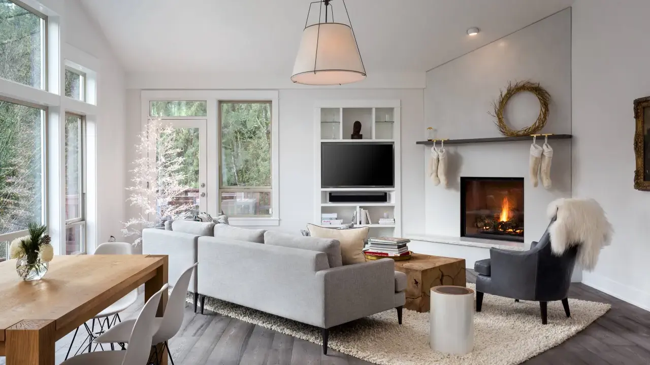 Gemütliches Wohnzimmer mit Kamin, Sofa und Essbereich. Perfekt, um das Wohnzimmer umzugestalten und eine warme Atmosphäre zu schaffen.