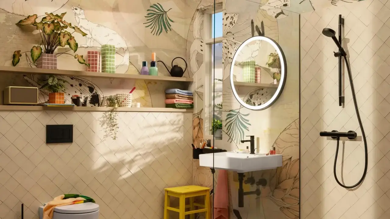 Moderne Badezimmer Ideen: Wand mit Tier- und Pflanzenmotiv, helle Fliesen, Waschbecken, Dusche, Spiegel mit Beleuchtung und gelber Hocker.