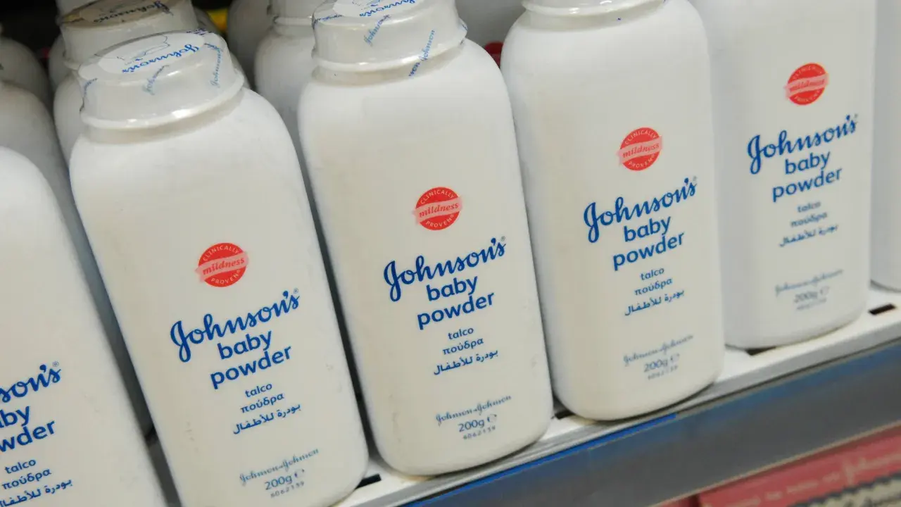 Mehrere Flaschen Johnson's Baby Puder stehen nebeneinander. Eine clevere Anwendung ist babypuder als trockenshampoo.