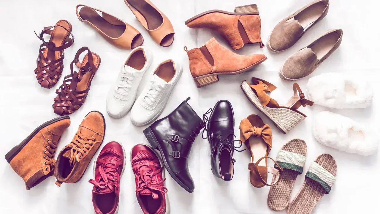 Vielfalt an Schuhen: welche flachen schuhe zum kleid passen? Ballerinas, Sneaker, Sandalen, Stiefel und Hausschuhe.