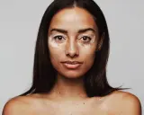 Porträt einer Frau mit Vitiligo. Sie fragt sich, wie werde ich braun mit heller haut, um ihre Haut gleichmäßiger zu bekommen.
