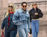 Drei Frauen zeigen, wie man Mom Jeans kombiniert: mit Jeansjacke, Bomberjacke und lässigen Oberteilen.
