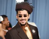 Bad Bunny mit braunem Anzug und auffälligem Hut, bereit für den Met Gala 2026.