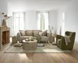 Gemütliches **interior wohnzimmer** mit beigem Sofa, grünem Sessel, Kamin und Holzboden.