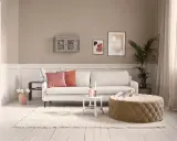 Beige Wände und ein cremefarbener Teppich bilden die Basis. Rosa und Koralle Kissen auf dem Sofa zeigen, welche Farbe passt zu beige: warme Töne.
