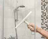 Mit einem Abzieher die Duschkabine reinigen ohne nass zu werden.