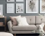 Stilvolle wandgestaltung wohnzimmer hinter couch mit floralen Bildern und einem gemütlichen Sofa.