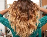 Wellen und Locken ohne Hitze, die Haare sind in einem Ombré-Look gefärbt.