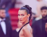 Bella Hadid präsentiert einen eleganten, sleek zopf mit funkelnden Ohrringen auf dem roten Teppich.