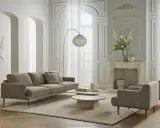 Ein minimalistisches Wohnzimmer mit beigem Sofa, zwei Sesseln, runden Couchtischen und einem Bogenlampenschirm.