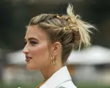 Ein lässiger Zopf mit goldenen Clips, der zeigt, wie einfach hochsteckfrisuren sein können.