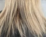 Glänzendes, blondiertes Haar, das nach der richtigen Pflege strahlt.