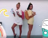 Zwei vsco girls mit Rucksäcken und Wasserflaschen, bereit für ein Abenteuer.