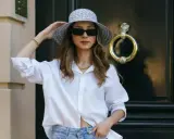 Stylisches Outfit: weiße Bluse, Jeans und Hut – perfekt, um an 20 Grad warmen Tagen gut auszusehen.
