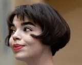 Ein charmantes Lächeln und eine elegante Kurzhaarfrisur für Damen mit feinem Haar.