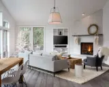 Gemütliches Wohnzimmer mit Kamin, Sofa und Essbereich. Perfekt, um das Wohnzimmer umzugestalten und eine warme Atmosphäre zu schaffen.
