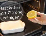 Backofen reinigen mit Zitrone: Eine Hand hält eine Zitronenhälfte über einer Auflaufform im dunklen Backofen.