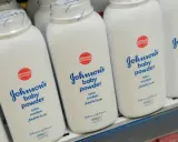 Mehrere Flaschen Johnson's Baby Puder stehen nebeneinander. Eine clevere Anwendung ist babypuder als trockenshampoo.