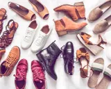 Vielfalt an Schuhen: welche flachen schuhe zum kleid passen? Ballerinas, Sneaker, Sandalen, Stiefel und Hausschuhe.