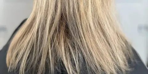 Glänzendes, blondiertes Haar, das nach der richtigen Pflege strahlt.