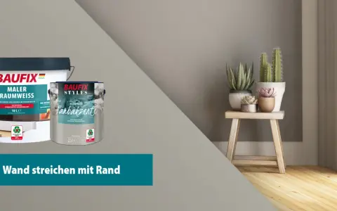 Zwei Eimer Baufix-Farbe, ein großer weißer und ein kleinerer mit "Farbakzente". Daneben ein Hocker mit Pflanzen. Der Slogan "Wand streichen mit Rand" ist zu sehen.
