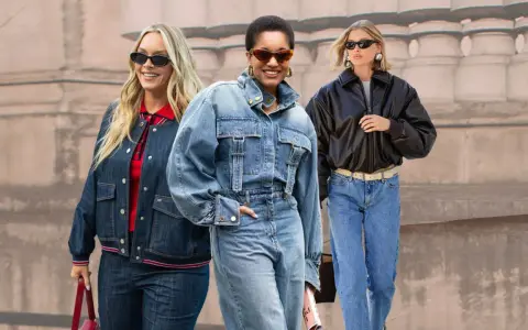 Drei Frauen zeigen, wie man Mom Jeans kombiniert: mit Jeansjacke, Bomberjacke und lässigen Oberteilen.