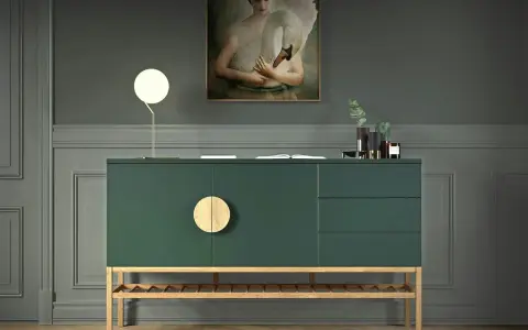 Ein grünes Sideboard mit Holzdetails, dekoriert mit einer Lampe, einem Buch und Vasen. Ein Gemälde mit einem Schwan hängt darüber.