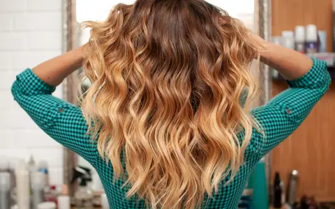 Wellen und Locken ohne Hitze, die Haare sind in einem Ombré-Look gefärbt.