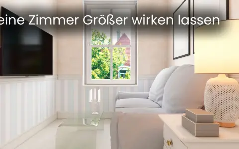 Ein helles, gemütliches kleines Wohnzimmer einrichten mit einem Sofa, einem Couchtisch, einer Lampe und einem Fernseher.