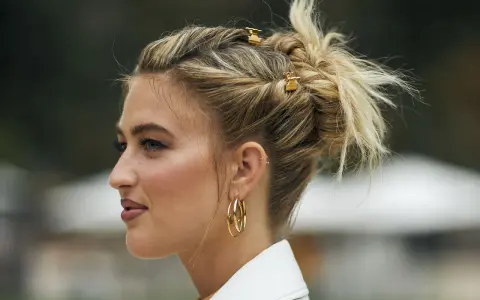 Ein lässiger Zopf mit goldenen Clips, der zeigt, wie einfach hochsteckfrisuren sein können.
