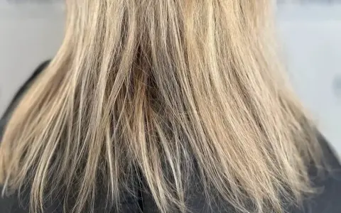 Glänzendes, blondiertes Haar, das nach der richtigen Pflege strahlt.