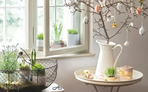 Frühlingshafte Deko mit Osterglocken und Zweigen, die Lust auf Osterdeko macht. Ab wann darf man schmücken? Jetzt!