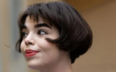 Ein charmantes Lächeln und eine elegante Kurzhaarfrisur für Damen mit feinem Haar.