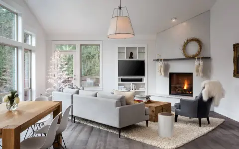 Gemütliches Wohnzimmer mit Kamin, Sofa und Essbereich. Perfekt, um das Wohnzimmer umzugestalten und eine warme Atmosphäre zu schaffen.