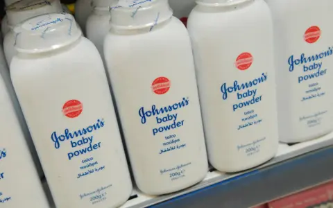 Mehrere Flaschen Johnson's Baby Puder stehen nebeneinander. Eine clevere Anwendung ist babypuder als trockenshampoo.