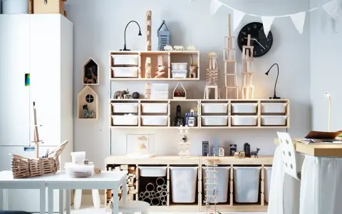 Ein schmal eingerichtetes Kinderzimmer mit viel Holz und weißen Aufbewahrungsboxen. Spielzeugtiere und Bauklötze sind ordentlich verstaut.