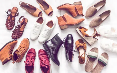 Vielfalt an Schuhen: welche flachen schuhe zum kleid passen? Ballerinas, Sneaker, Sandalen, Stiefel und Hausschuhe.