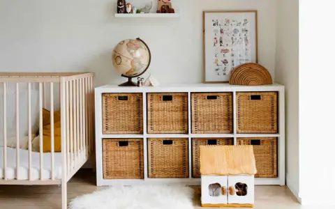 Ordentliches Kinderzimmer mit Gitterbett, Spielzeugkiste, Globus und Wandbild. Alles griffbereit für den Nachwuchs.