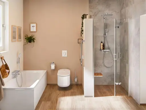 Moderne Badezimmer Ideen: Eine geräumige Wanne und eine begehbare Dusche mit Holzsitz schaffen ein luxuriöses Ambiente.
